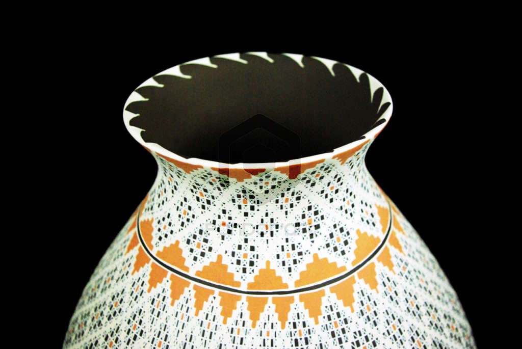 vase mosaique terre et blanc art mexicain mata ortiz